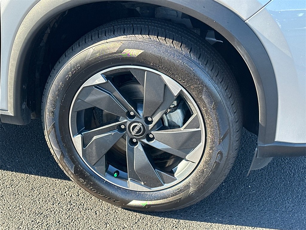 Used 2024 Nissan Rogue SV image 12