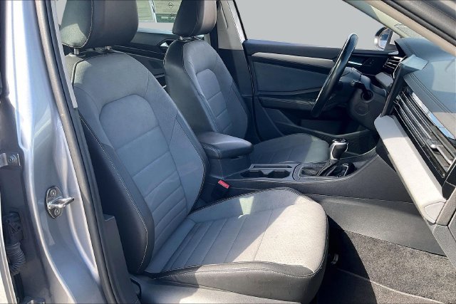 Used 2025 Volkswagen Jetta SE FWD image 8