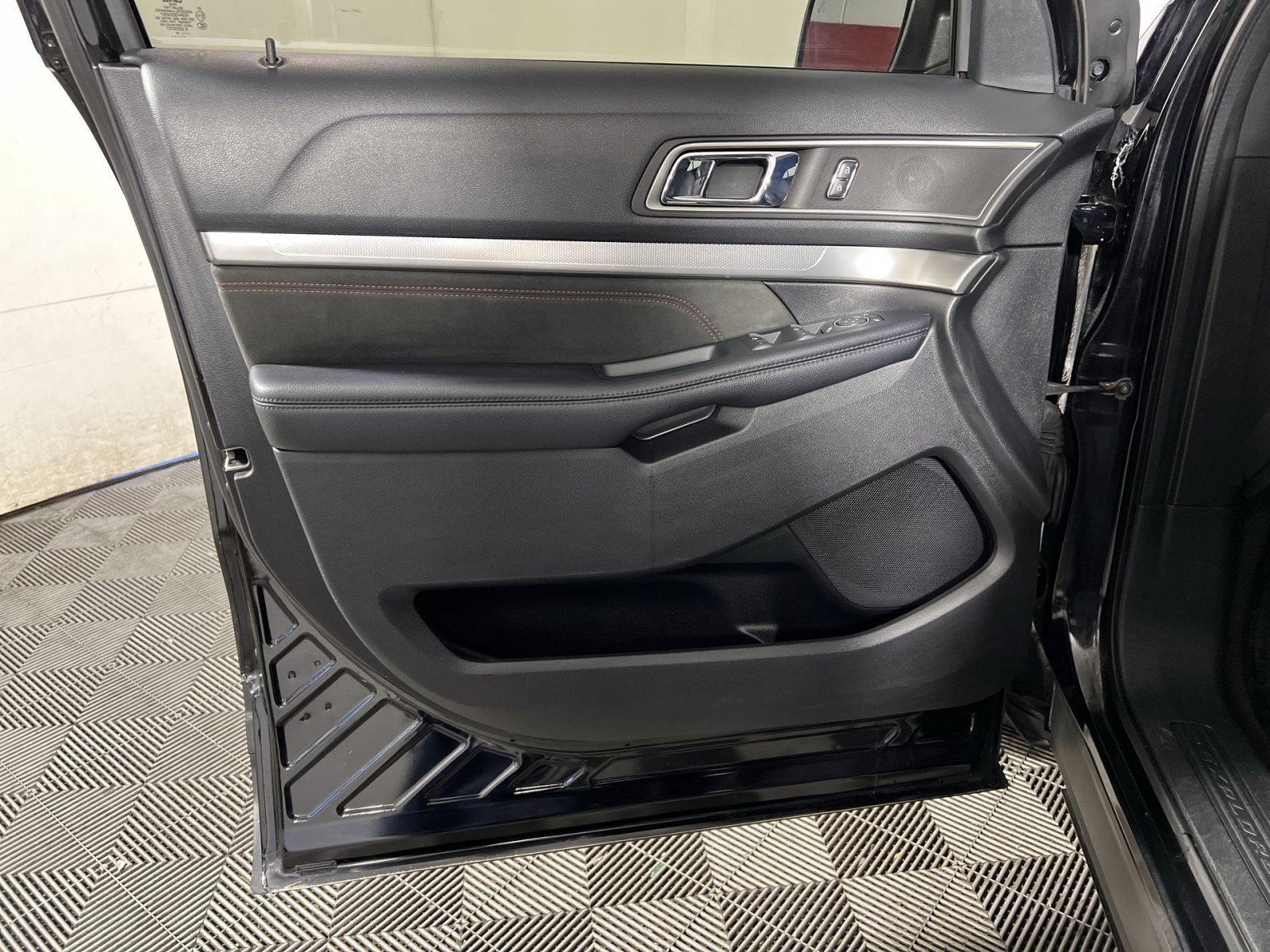 Certified 2018 Ford Explorer XLT w/ Equipment Group 202A AWD/4WD image 14