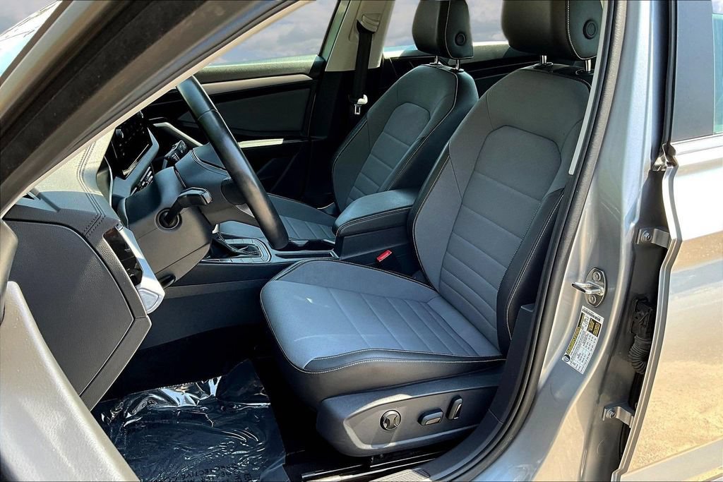 Used 2025 Volkswagen Jetta SE FWD image 22