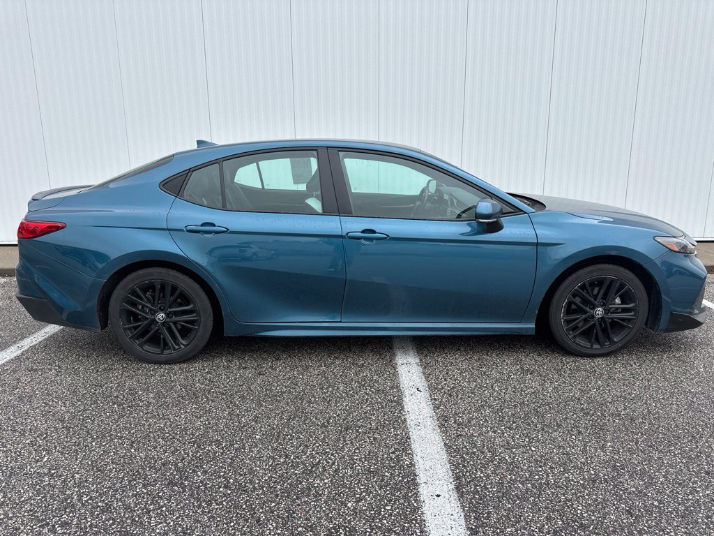 Used 2025 Toyota Camry SE FWD image 9