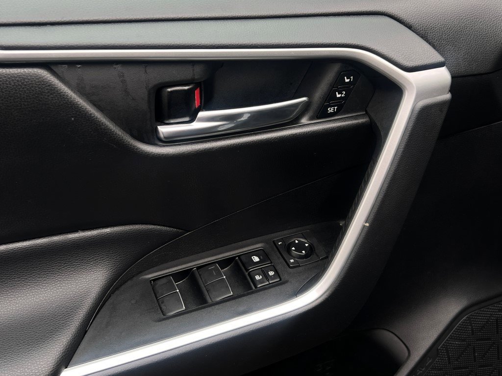 Used 2021 Toyota RAV4 XLE Premium image 25