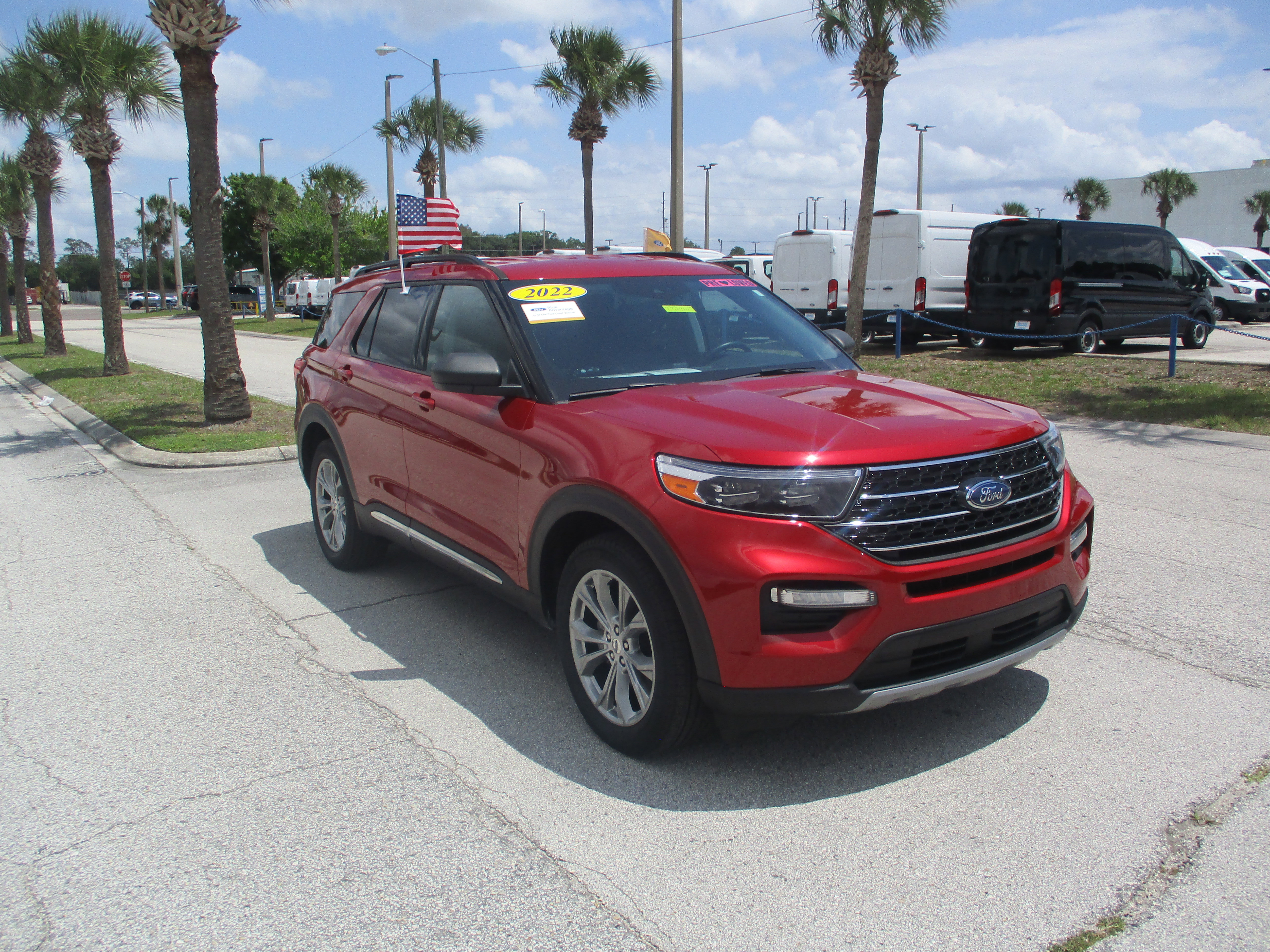 Certified 2022 Ford Explorer XLT w/ Equipment Group 202A AWD/4WD image 1