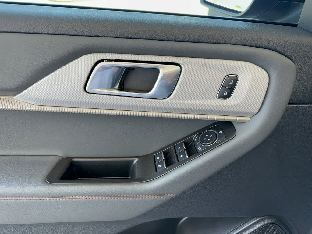 Certified 2025 Ford Explorer Active w/ Active Comfort Package RWD image 9