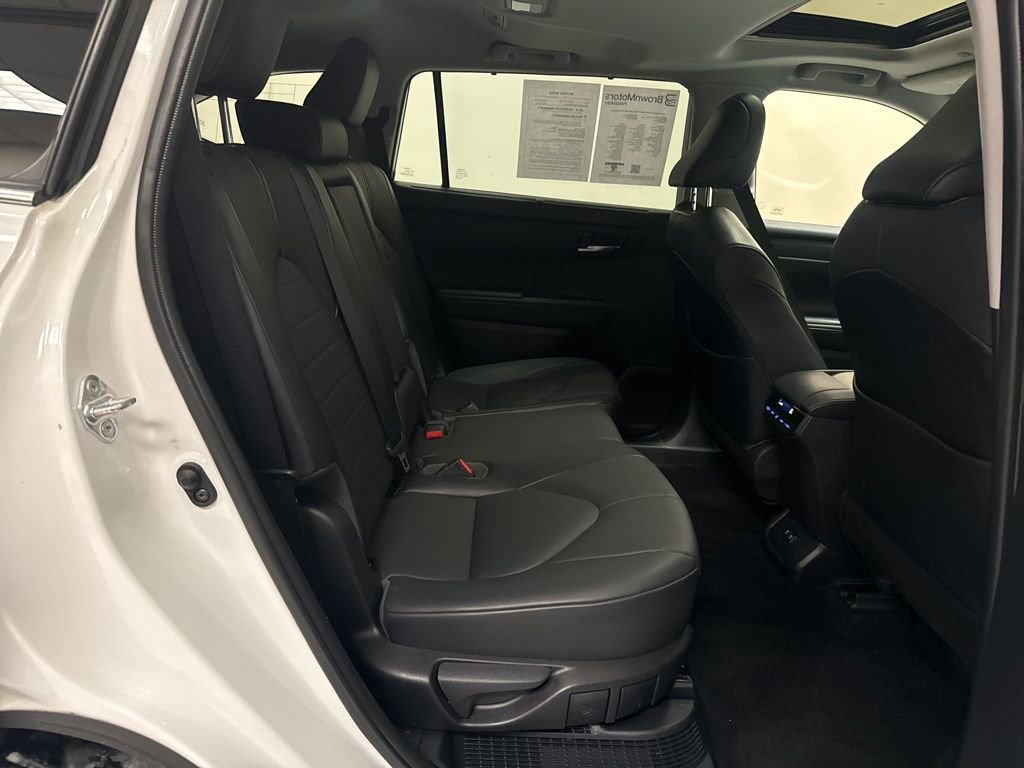 Used 2020 Toyota Highlander XLE image 32