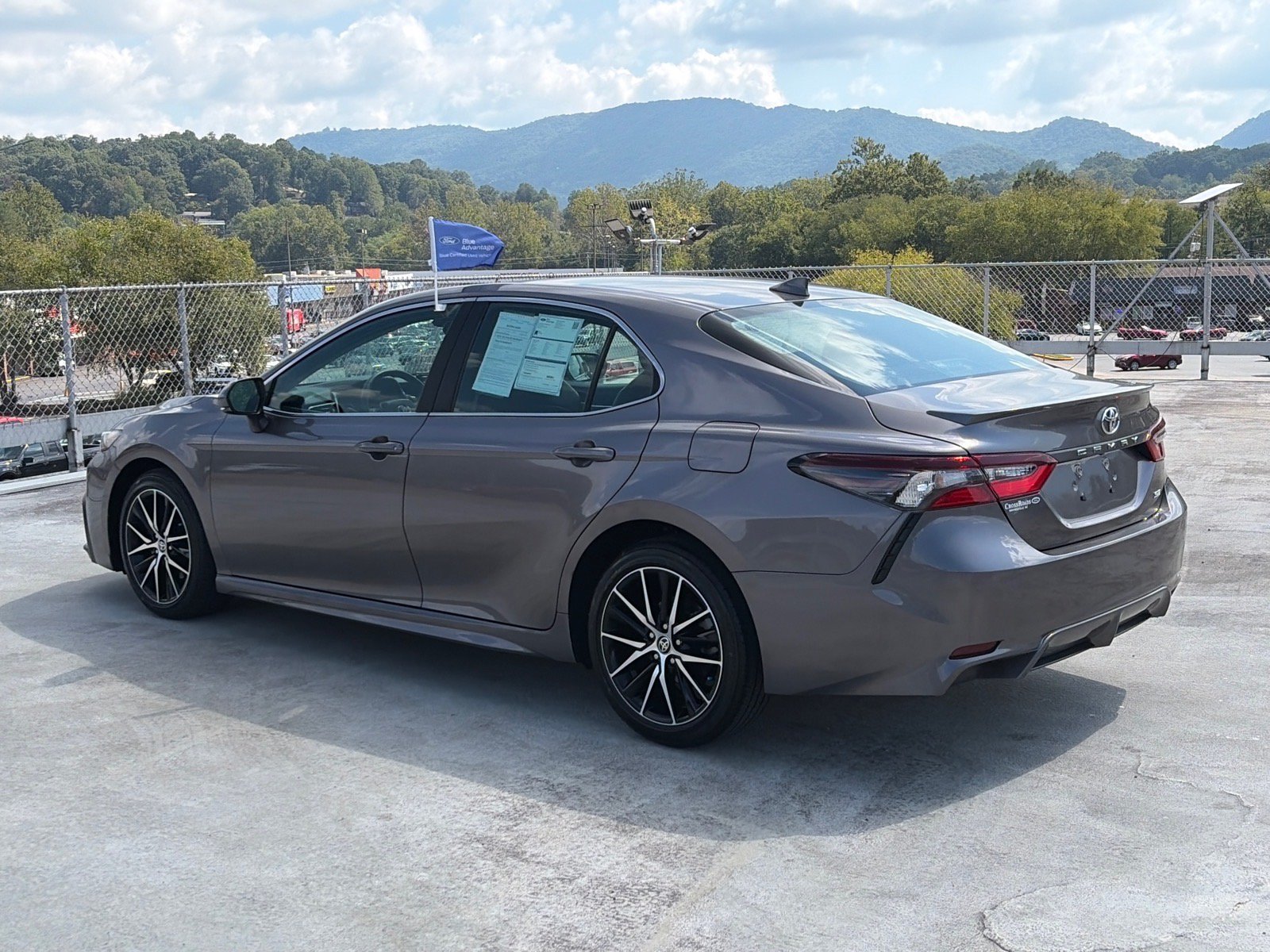 Used 2024 Toyota Camry SE FWD image 4
