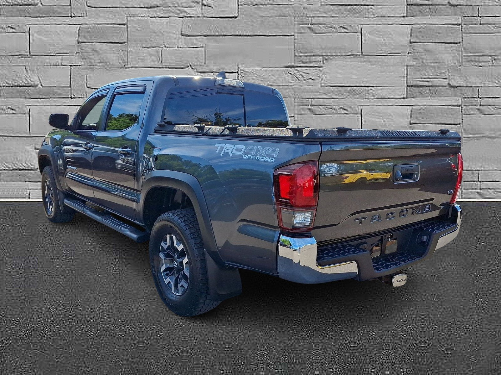 Used 2018 Toyota Tacoma TRD Off-Road AWD/4WD image 8