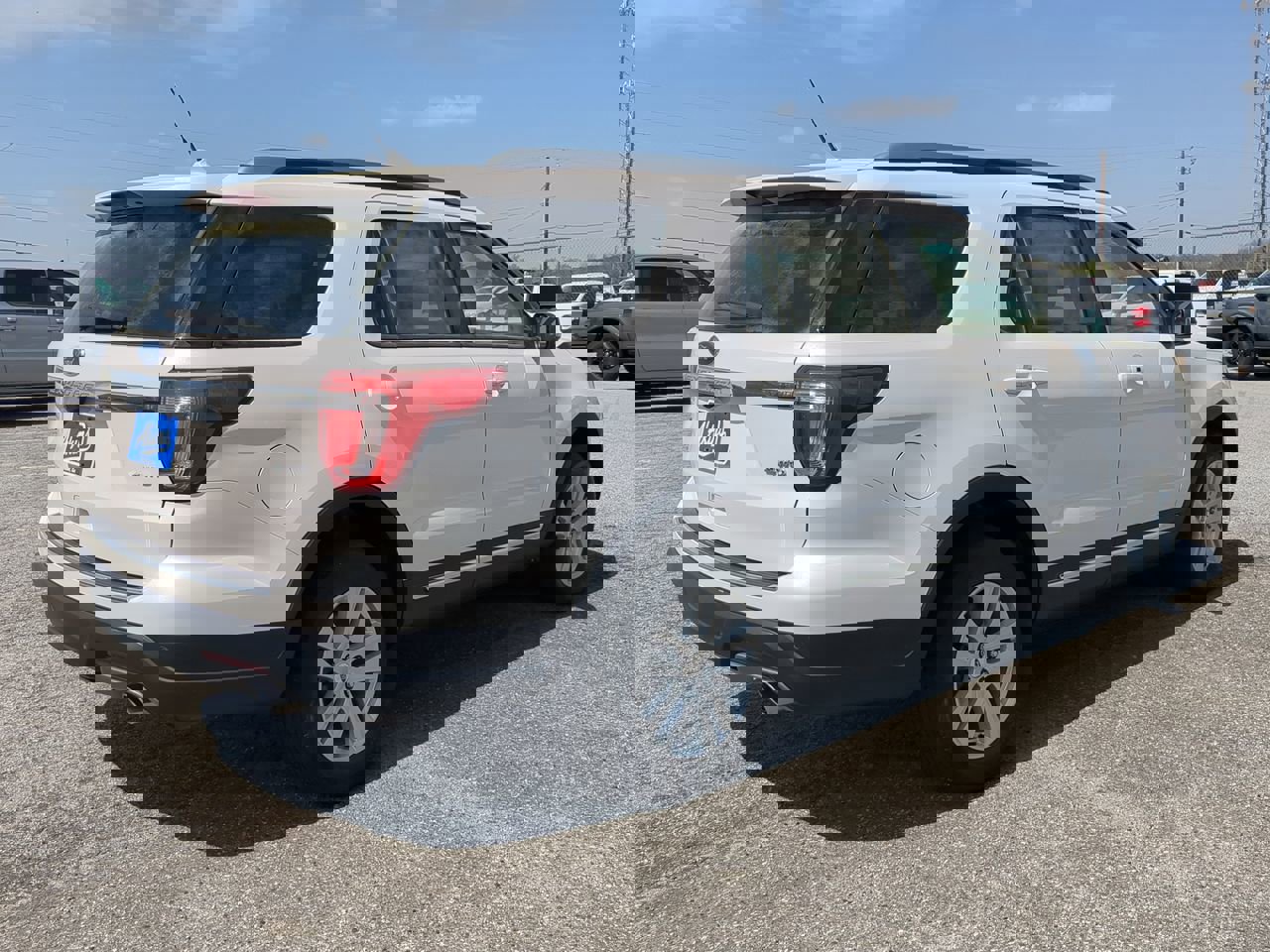 Certified 2018 Ford Explorer XLT w/ Equipment Group 202A image 4