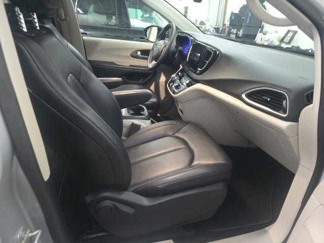 Used 2024 Chrysler Pacifica Touring-L FWD image 13