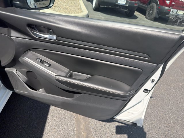 Used 2025 Nissan Altima 2.5 SV FWD image 14
