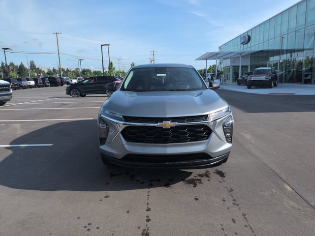 Used 2024 Chevrolet Trax LS w/ Driver Confidence Package FWD image 2