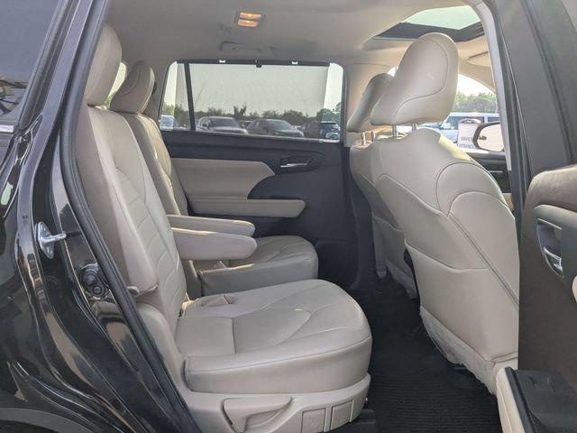 Used 2021 Toyota Highlander XLE AWD/4WD image 27