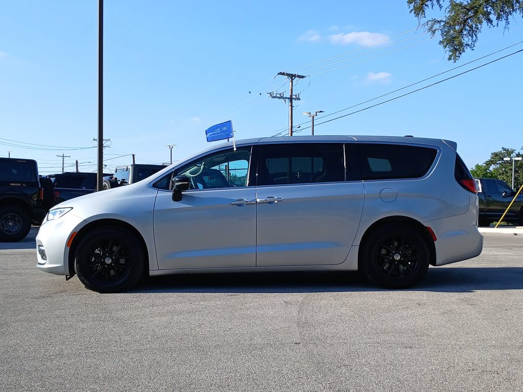 Used 2024 Chrysler Pacifica Touring-L FWD image 6