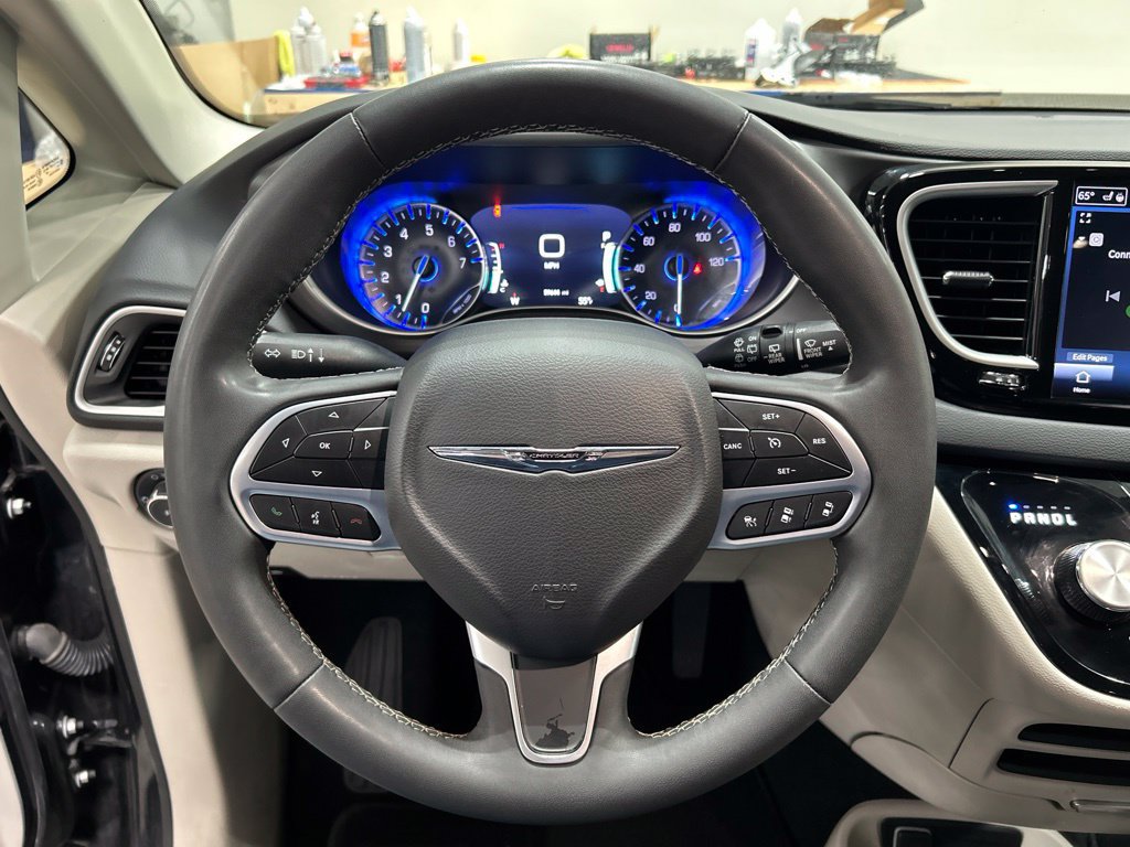 Used 2023 Chrysler Pacifica Touring-L FWD image 16