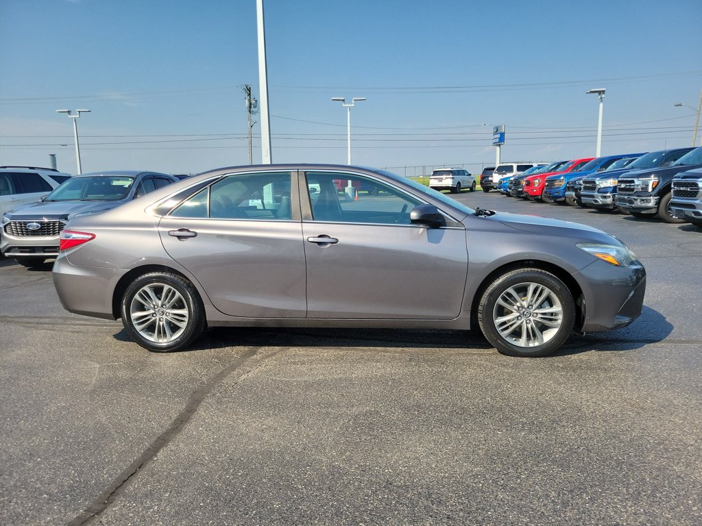 Used 2017 Toyota Camry SE w/ Moonroof Package FWD image 3