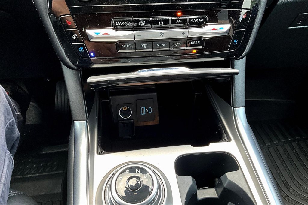 Certified 2024 Ford Explorer Platinum w/ Technology Package AWD/4WD image 17