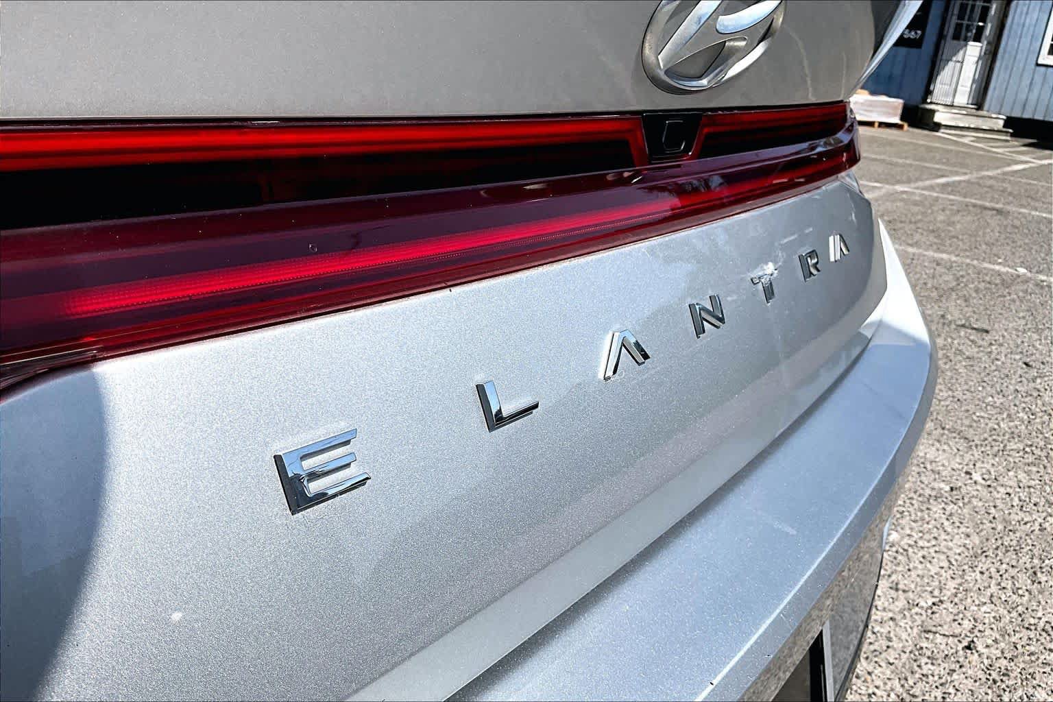 Used 2022 Hyundai Elantra SEL w/ Convenience + Premium Package FWD image 10