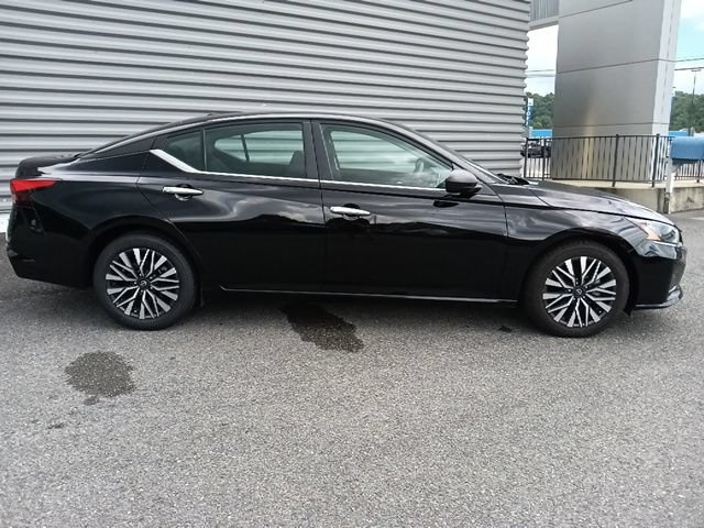 Used 2024 Nissan Altima 2.5 SV FWD image 2