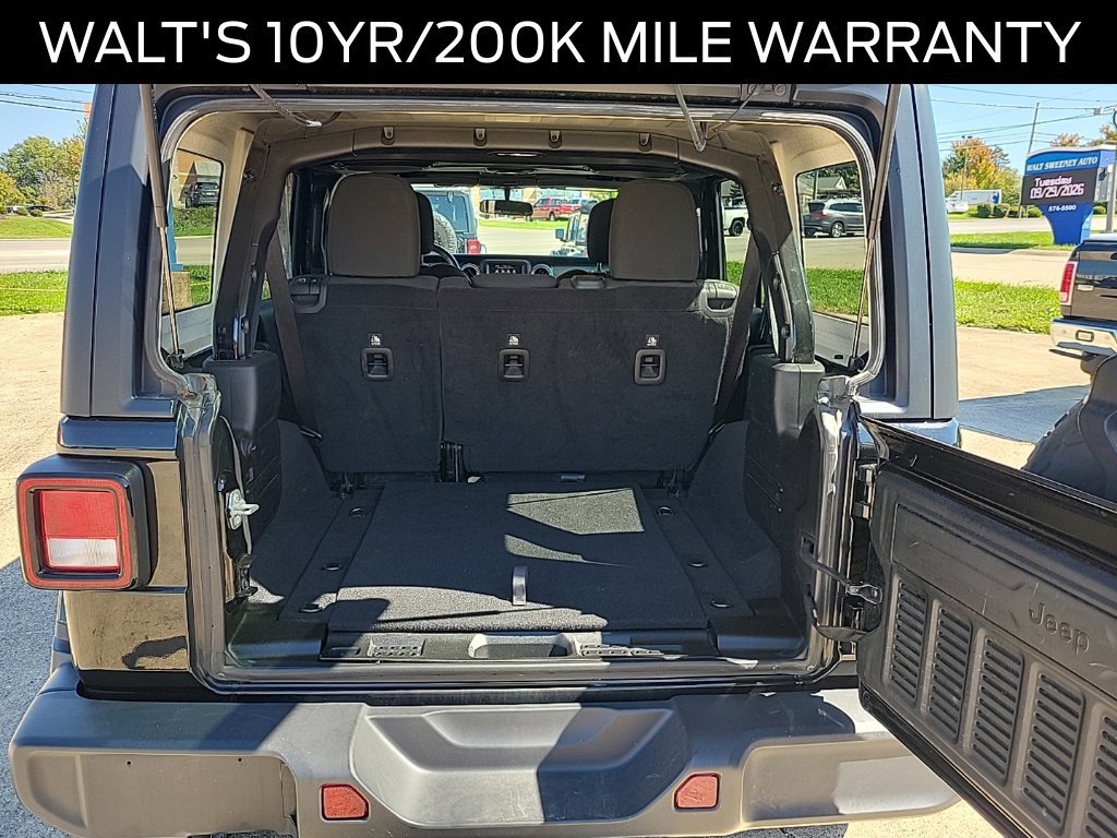 Used 2018 Jeep Wrangler Unlimited Sahara w/ Cold Weather Group AWD/4WD image 6