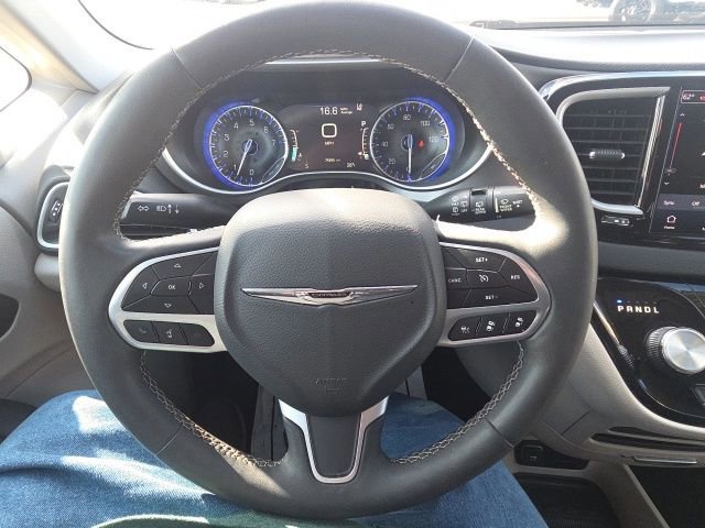Used 2023 Chrysler Pacifica Touring-L image 42