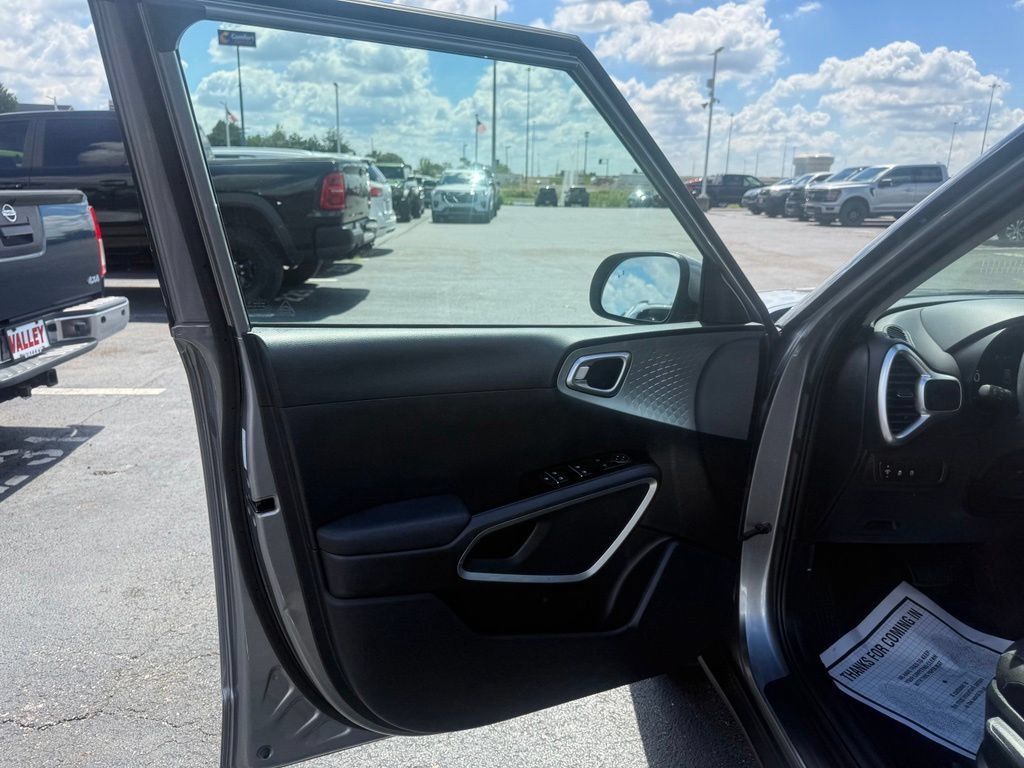 Used 2025 Kia Soul LX w/ LX Technology Package FWD image 13