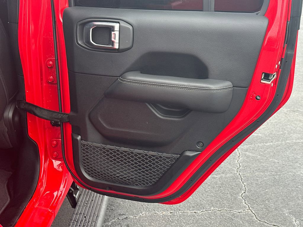 Used 2018 Jeep Wrangler Unlimited Sahara AWD/4WD image 16