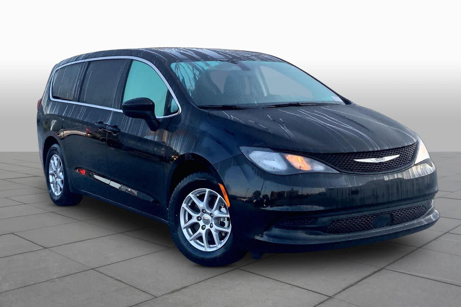 Used 2022 Chrysler Voyager LX FWD image 3
