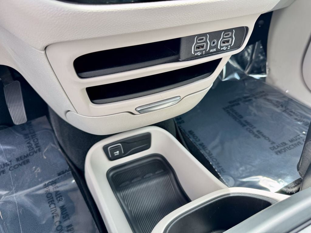 Used 2024 Chrysler Pacifica Touring-L FWD image 26
