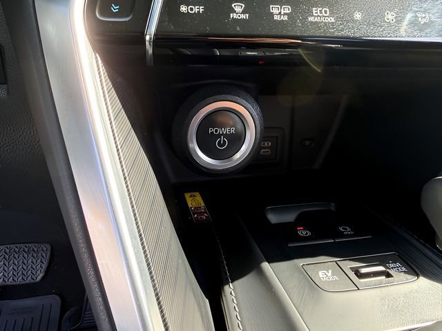 Used 2024 Toyota Venza XLE image 26