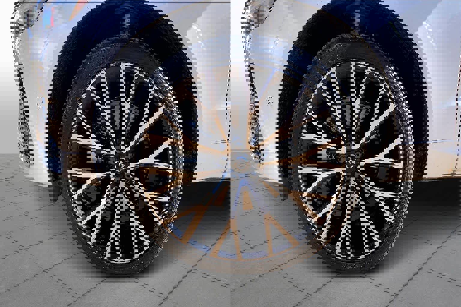 Used 2024 Volvo XC60 B5 Ultimate image 12