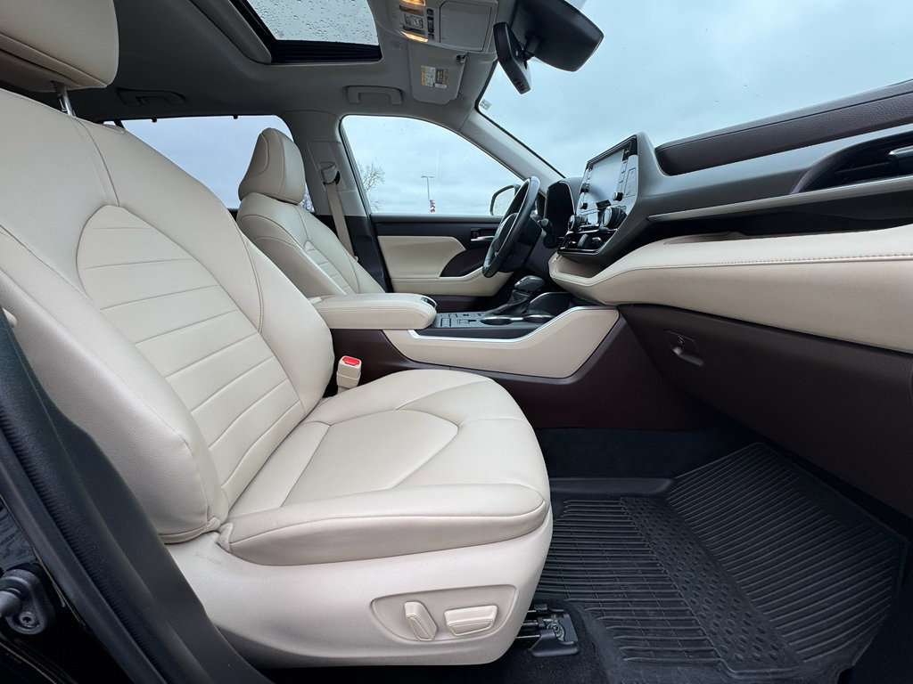 Used 2022 Toyota Highlander XLE AWD/4WD image 13