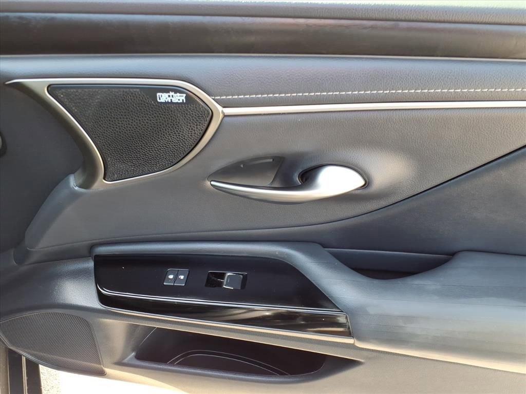 Used 2022 Lexus ES 300h Ultra Luxury w/ Accessory Package 2 image 10