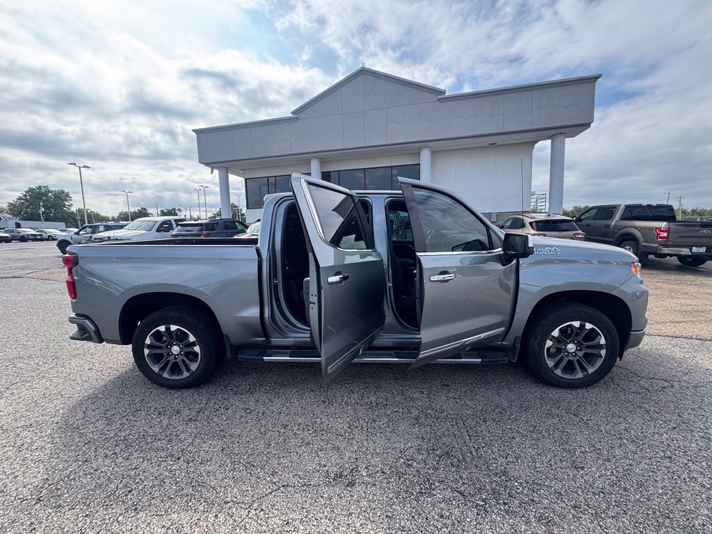 Used 2025 Chevrolet Silverado 1500 High Country w/ Technology Package AWD/4WD image 8