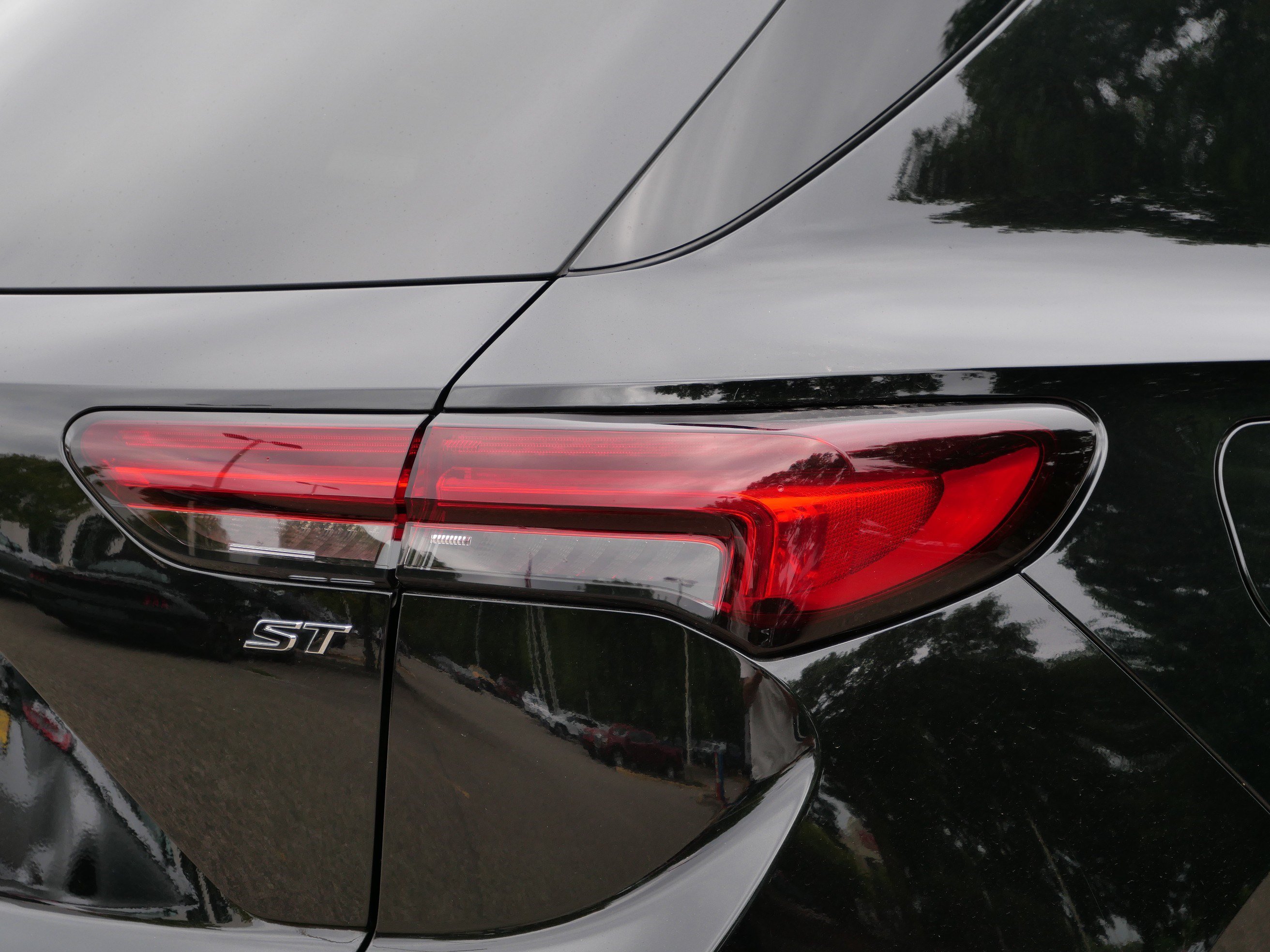 Used 2022 Buick Envision Essence w/ Technology Package II AWD/4WD image 17