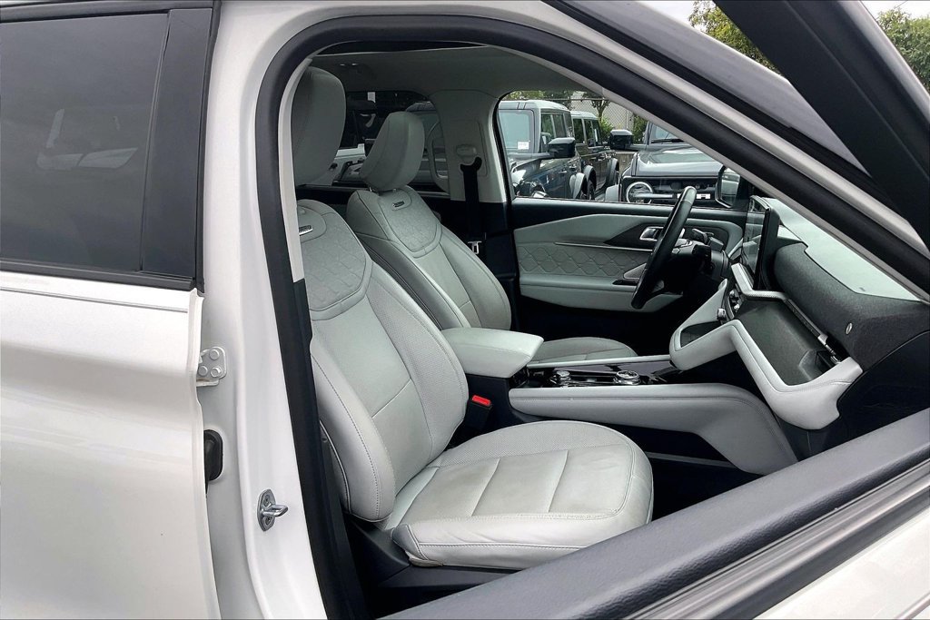 Certified 2025 Ford Explorer Platinum w/ Ultimate Package AWD/4WD image 6
