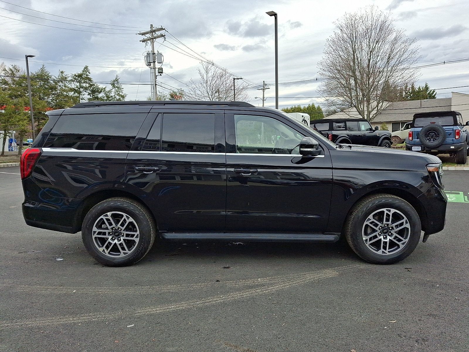 Certified 2025 Ford Expedition Active AWD/4WD image 6