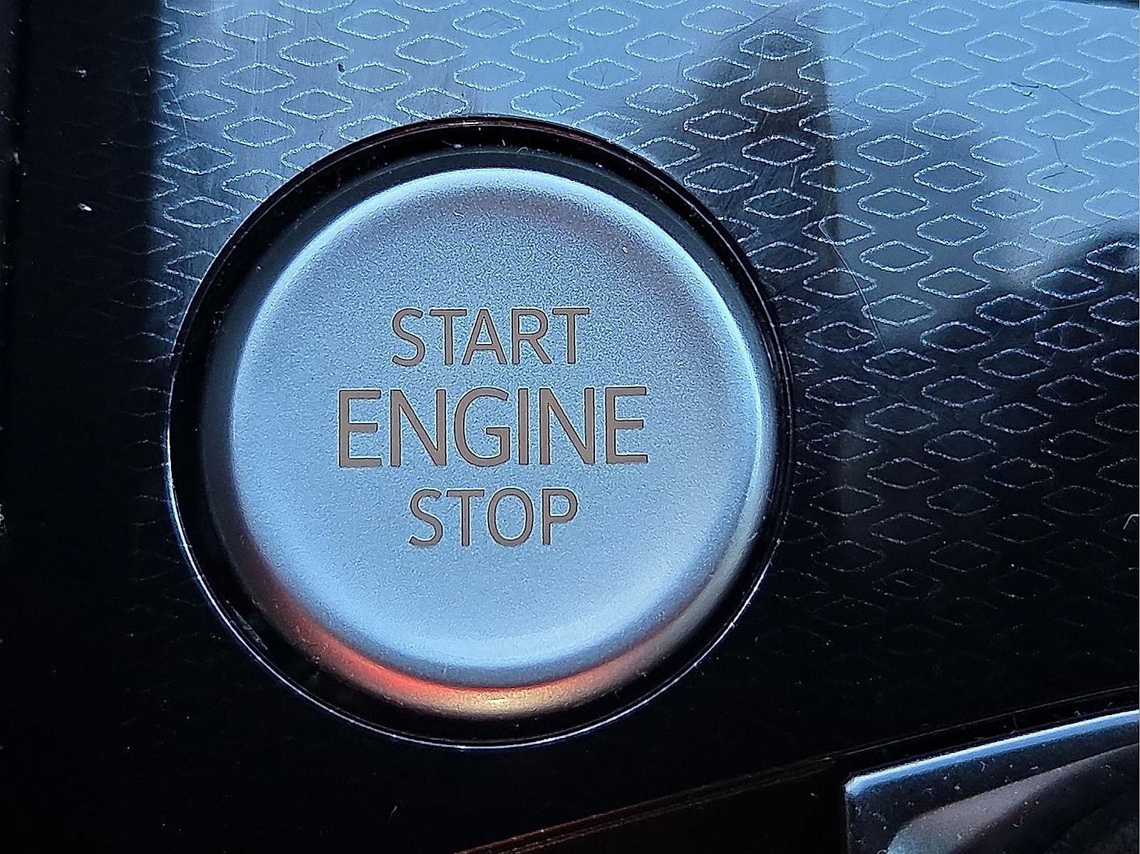 Used 2025 Volkswagen Taos SE image 18