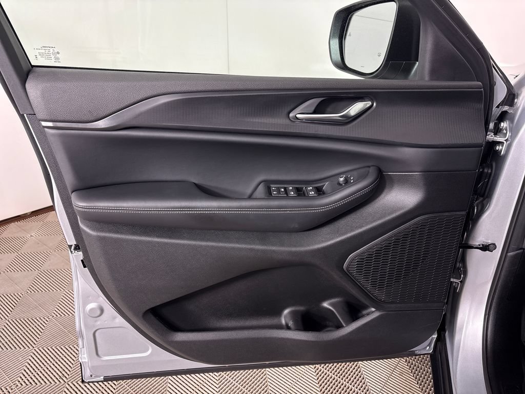 Used 2025 Jeep Grand Cherokee L Laredo RWD image 16