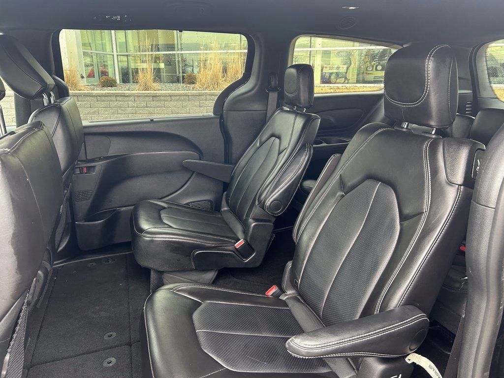 Used 2025 Chrysler Pacifica Select image 12