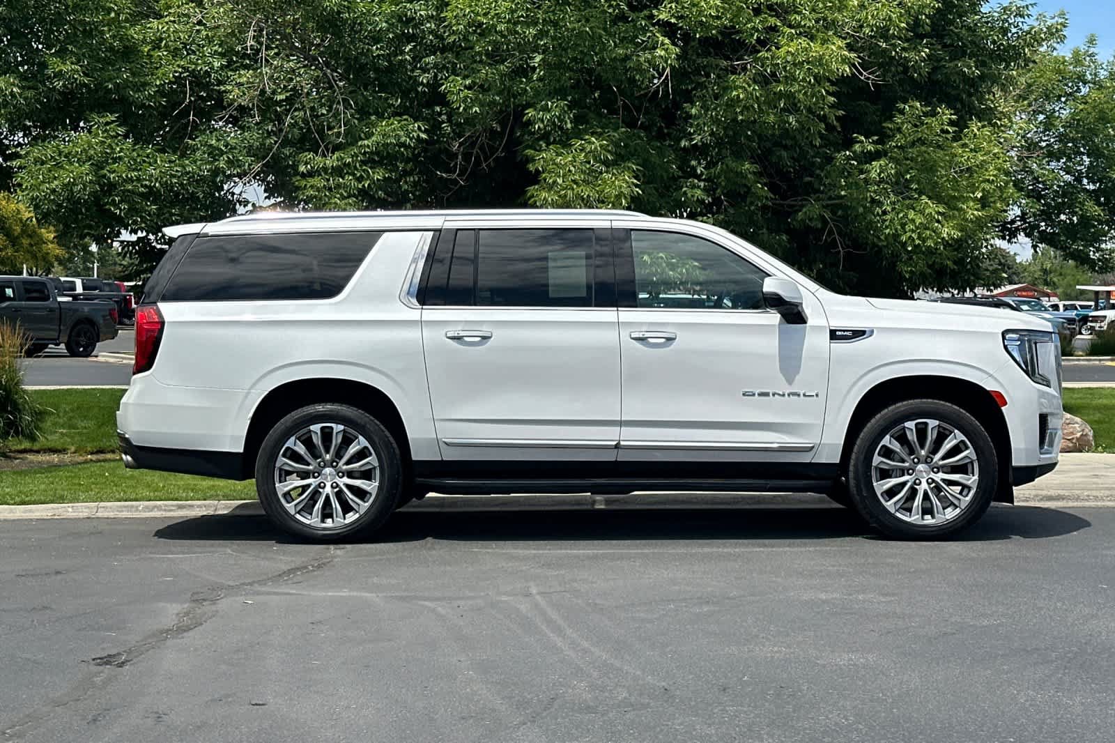 Used 2021 GMC Yukon XL Denali AWD/4WD image 8