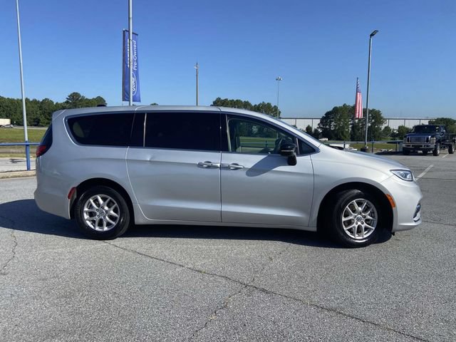 Used 2024 Chrysler Pacifica Touring-L FWD image 2