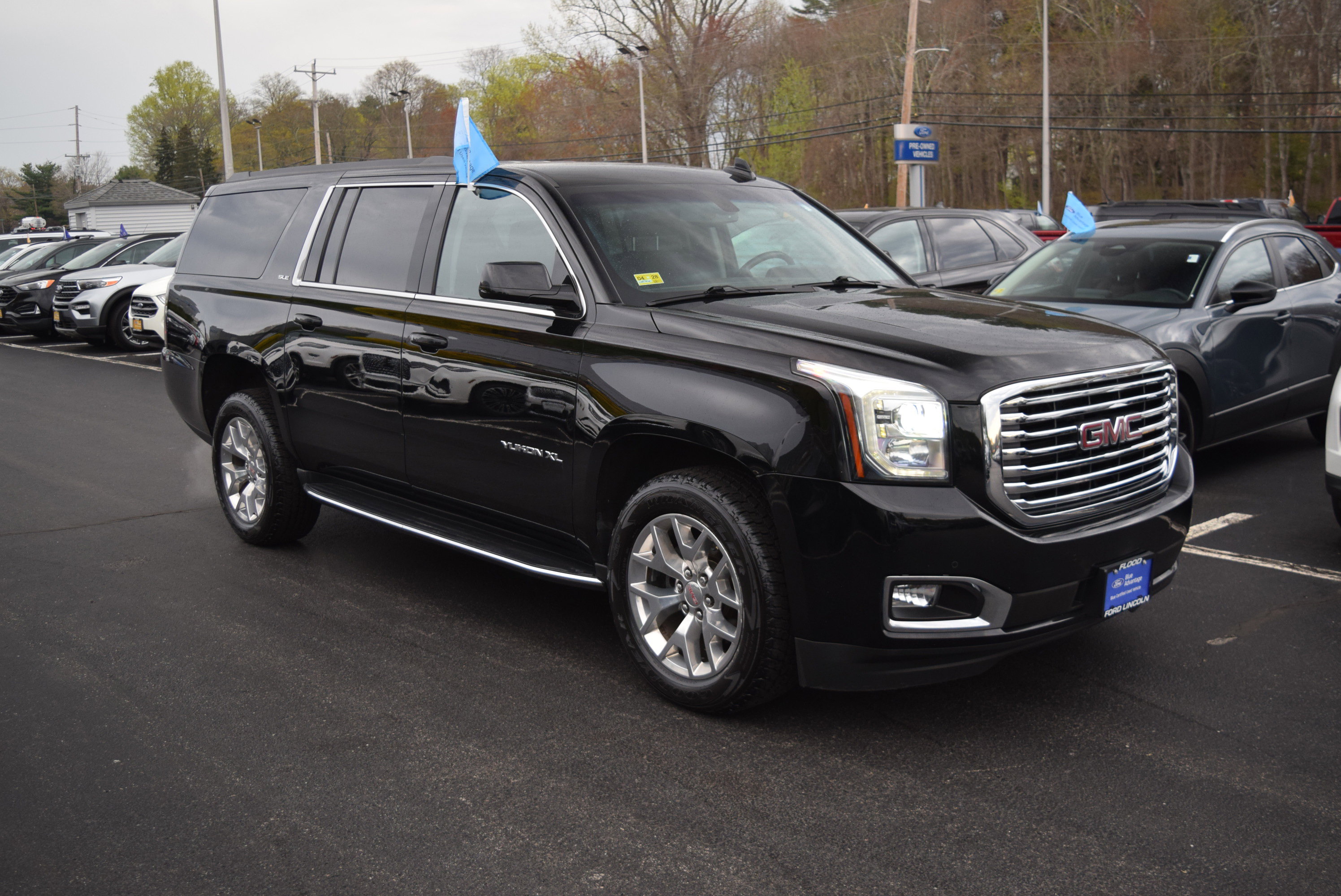 Used 2019 GMC Yukon XL SLE w/ SLE Value Package image 1