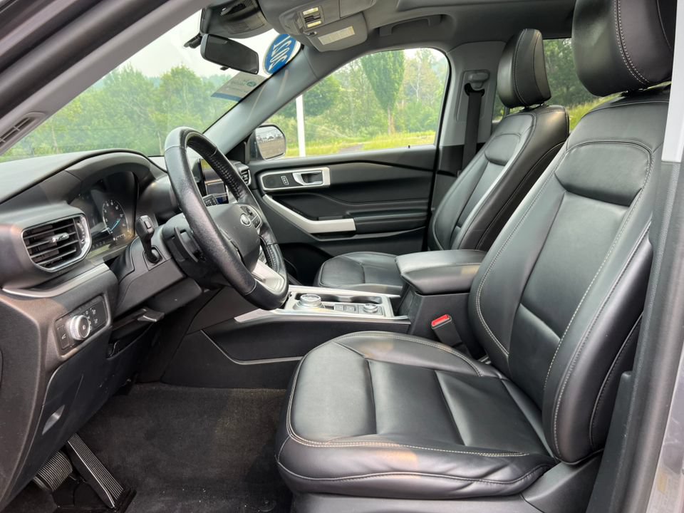 Certified 2021 Ford Explorer XLT w/ Equipment Group 202A AWD/4WD image 3