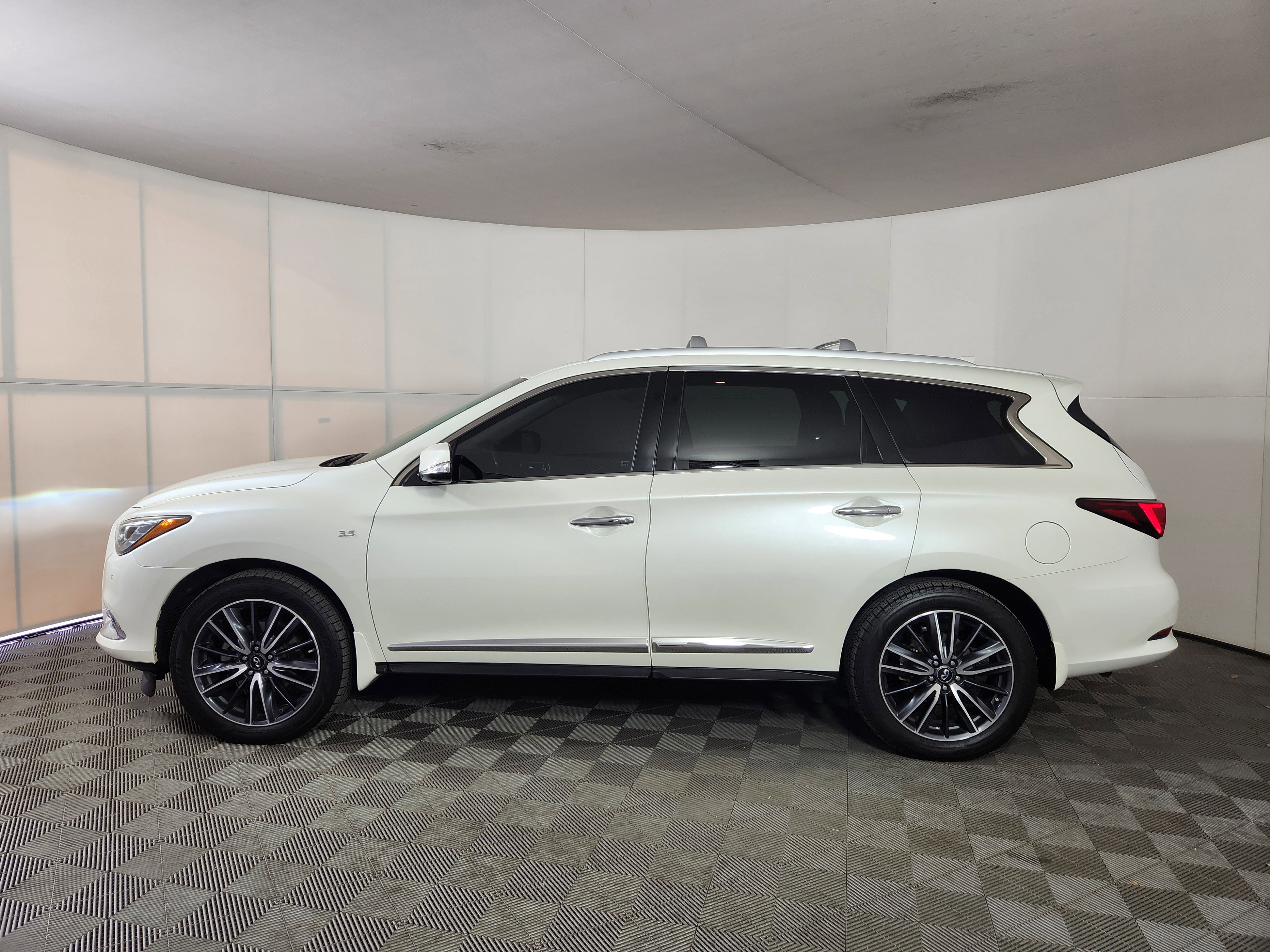 Used 2017 INFINITI QX60 Luxe w/ Deluxe Technology Package image 2