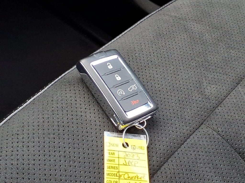 Used 2023 Jeep Grand Cherokee Altitude AWD/4WD image 24
