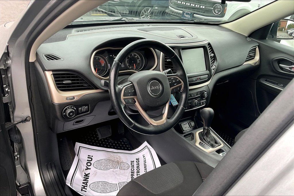 Used 2017 Jeep Cherokee Latitude w/ Safety/Convenience Group FWD image 13