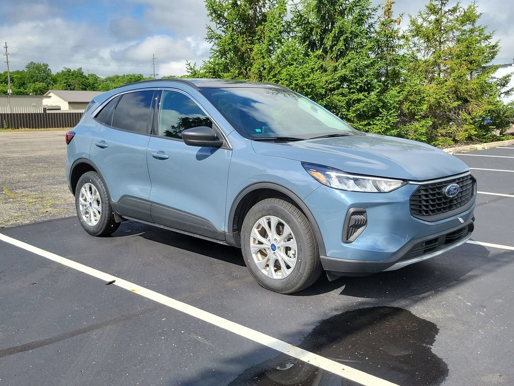 Certified 2023 Ford Escape Active w/ Tech Pack #1 AWD/4WD image 2