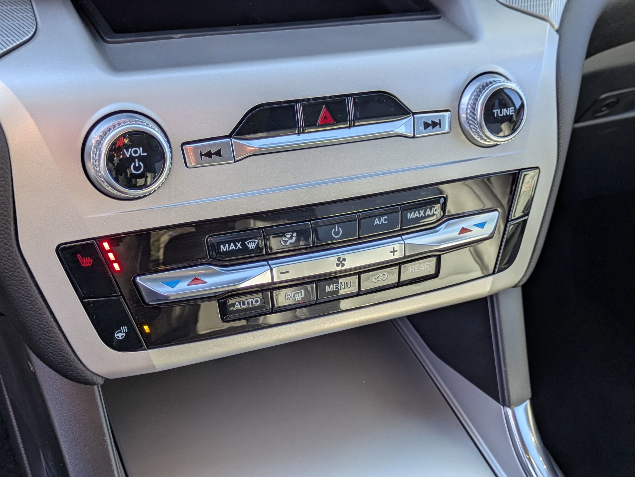 Certified 2022 Ford Explorer XLT w/ Equipment Group 202A image 24