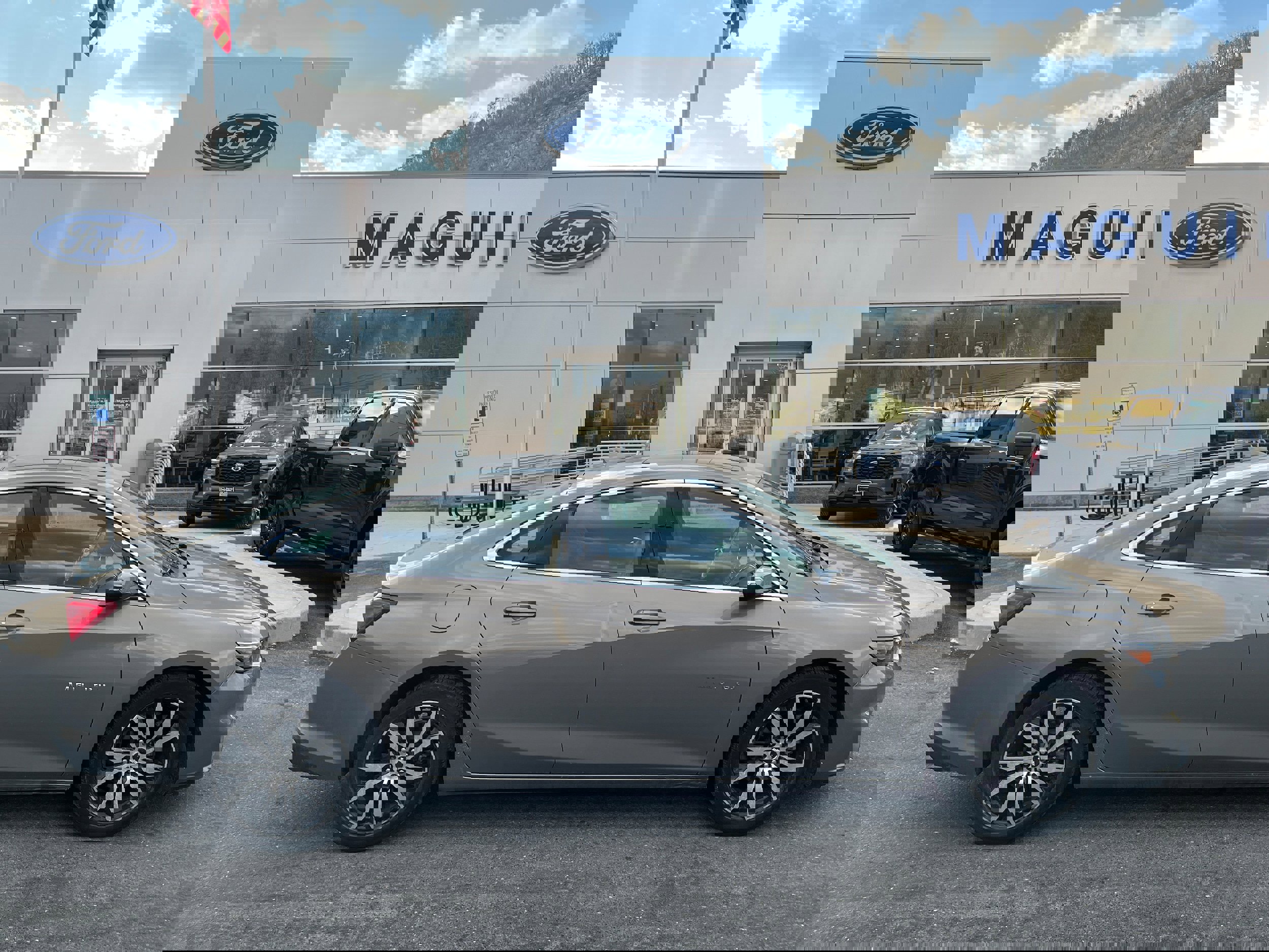 Used 2017 Chevrolet Malibu LT w/ Leather Package image 4