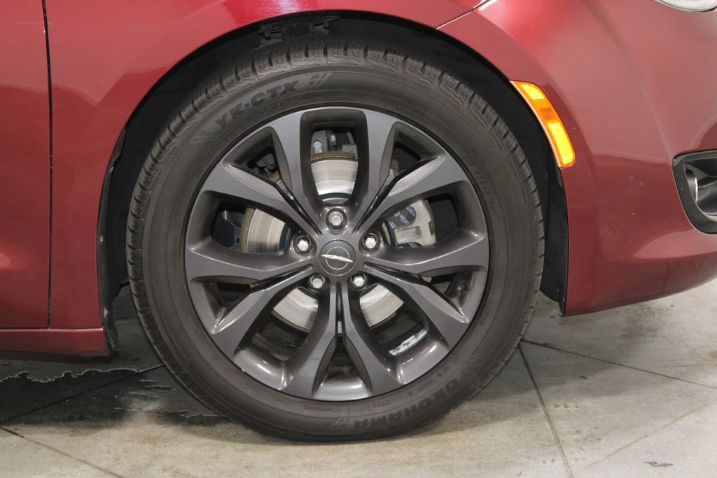 Used 2018 Chrysler Pacifica Touring-L w/ Premium Audio Group FWD image 13